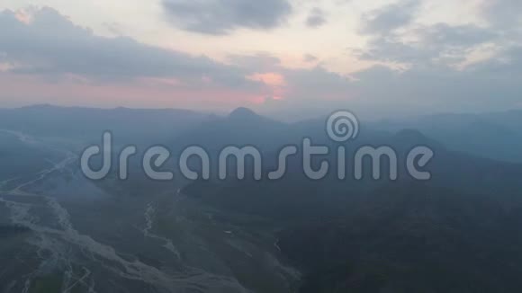 日落时的山景菲律宾皮纳图博视频的预览图