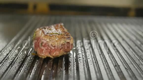 牛肉牛排正在餐厅厨房烧烤视频的预览图