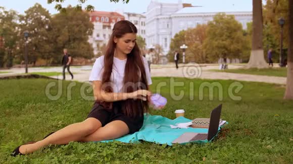 迷人的女孩在户外休息视频的预览图