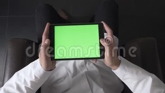 男性非洲手使用黑色平板电脑手拿平板电脑最高拍摄速度60帧秒视频的预览图