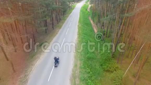 一辆摩托车开走的无人机视频视频的预览图