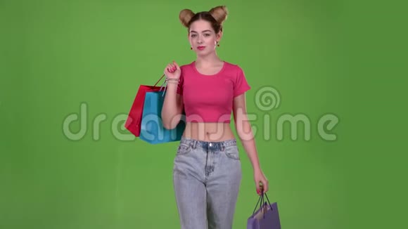 女孩手里拿着袋子去购物绿色屏幕慢动作视频的预览图