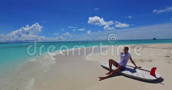 V07462马尔代夫白色沙滩2人一对年轻夫妇一男一女坐在一起阳光明媚的热带天堂岛视频的预览图