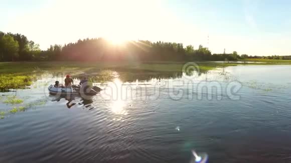 年轻的潮人在美丽的湖上享受他们的乘船旅行空中高清镜头视频的预览图