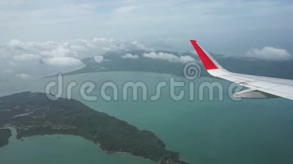 从飞机窗口看热带岛屿视频的预览图