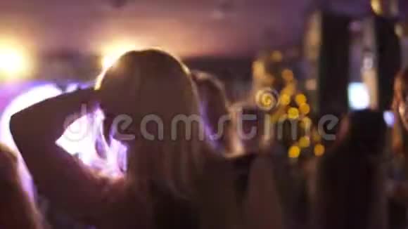 在聚光灯下在迪斯科舞厅跳舞的年轻女子视频的预览图