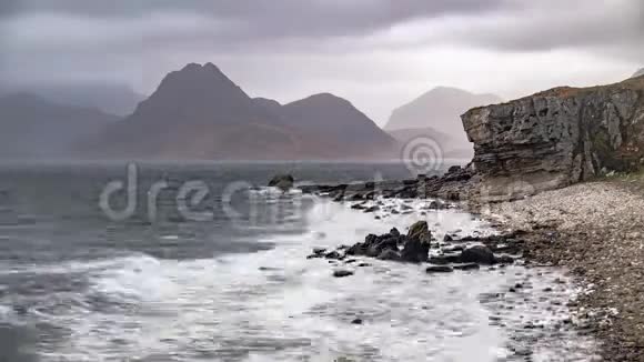 在库莱德港的埃尔戈尔海滩上在斯卡瓦伊湖苏格兰高地斯凯岛的云层下有红翠林山脉视频的预览图