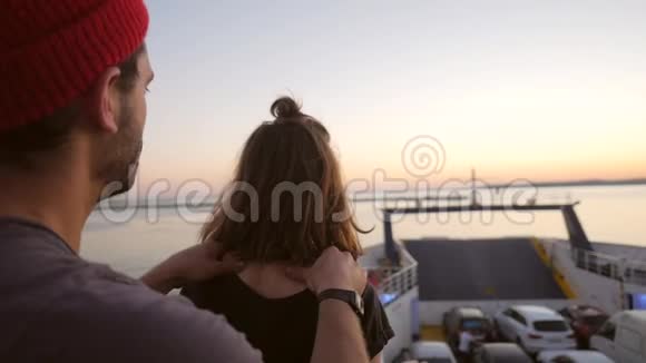 年轻的白种人在渡轮上为他疲惫的女友做放松颈部按摩高清慢速运动视频的预览图