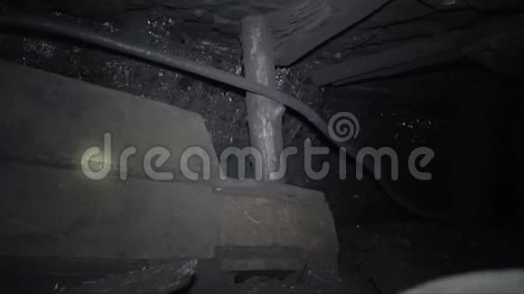 煤矿开采矿灯在煤上滑动视频的预览图