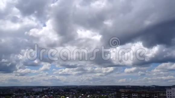 白云掠过城市夏日时光时间表视频的预览图