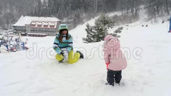 女人和小女孩扔雪视频的预览图