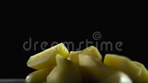 厨房用斧子砍了一堆生土豆片视频的预览图