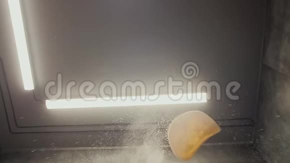 厨师在厨房里旋转披萨面团视频的预览图