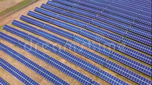 太阳能电池板空中特写采集太阳光绿色能源自然保护生态创新清洁绿色视频的预览图