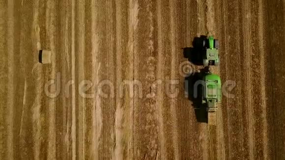 现代拖拉机在收割后在田里做干草堆高空俯视图视频的预览图