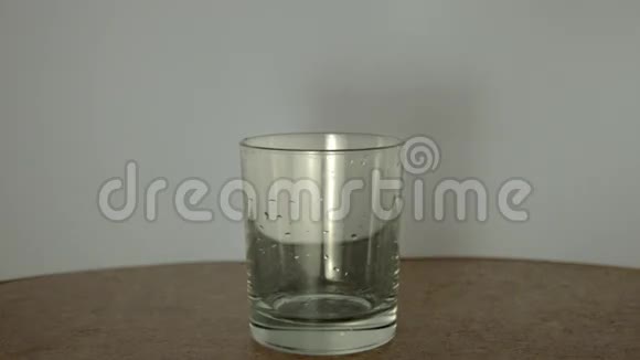 水倒进玻璃杯视频的预览图