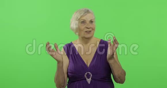 一位老年妇女表现出惊讶喜悦和微笑老奶奶铬键视频的预览图