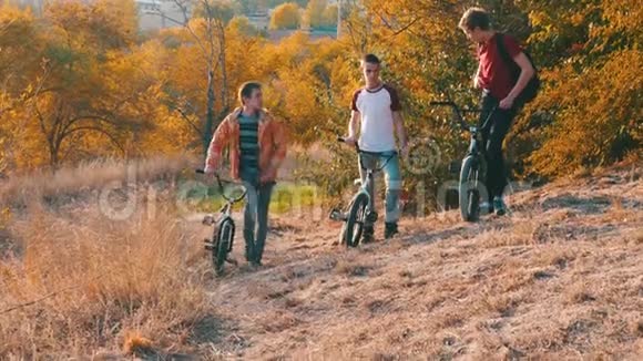 三个年轻人骑自行车爬山4K视频的预览图