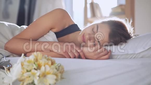高加索女性在床上醒来慢悠悠地查看社交网络早晨的概念视频的预览图