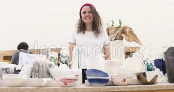 女孩卖手工陶瓷市场柜台视频的预览图