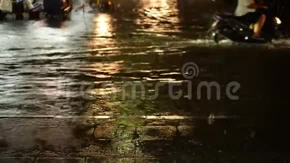 夜间洪水道路雨落以摩托车和汽车为背景视频的预览图
