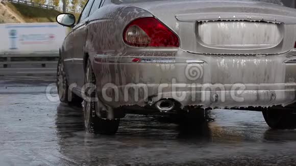 洗车车里的水和洗发水视频的预览图