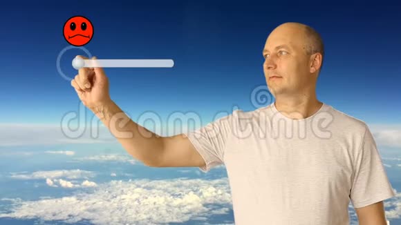 虚拟屏幕上的客户幻灯片按钮白云蓝天背景成年白种人男性上半身特写视频的预览图