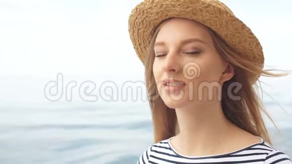 黑发女性在帆船上以海洋为背景摆姿势的肖像视频的预览图