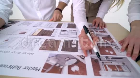 商业人员建筑和团队合作理念建筑师团队的双手指向蓝图视频的预览图