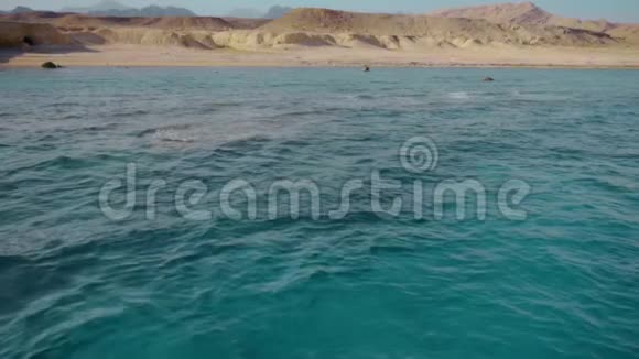 清澈清澈的红海深水和荒岛的海岸慢动作视频的预览图