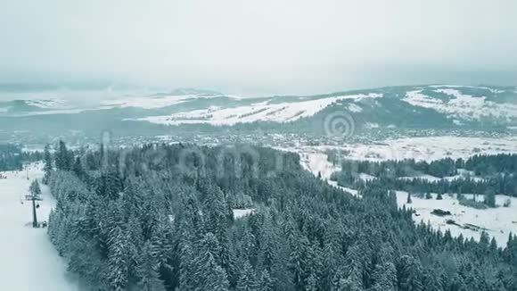 冬季一场雪覆盖高山滑雪斜坡的空中平底射击波兰南部的滑雪胜地塔特拉山视频的预览图