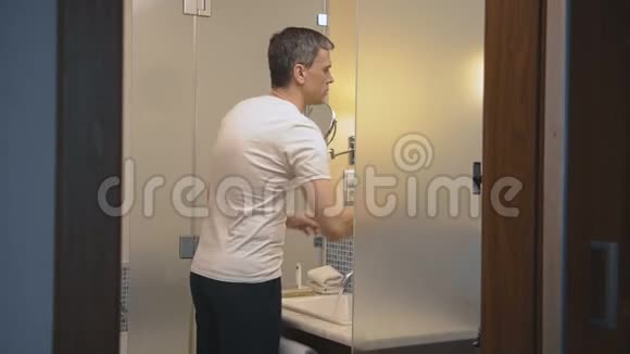 在酒店浴室里刮脸视频的预览图