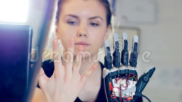 女孩的特写她的脸接触到机器人的手视频的预览图