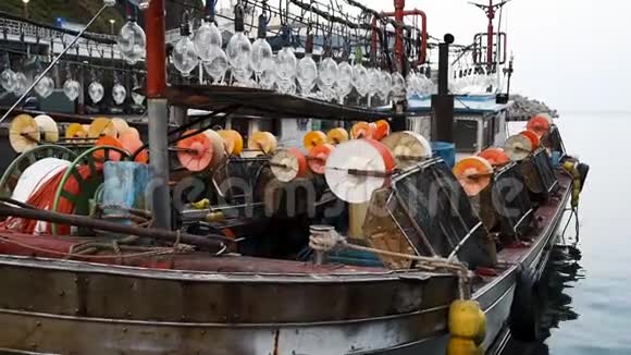旧的生锈系泊锚绳与打结的航海绳韩国乌尔良多鱿鱼渔船停靠在乌列隆多东港视频的预览图