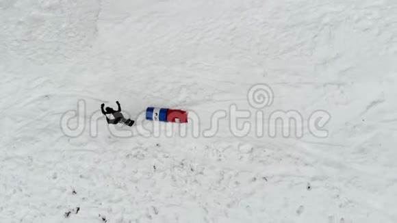 滑雪板的抖动滑雪者对滑稽的人物表演技巧空中观景滑雪板的坠落这就是视频的预览图