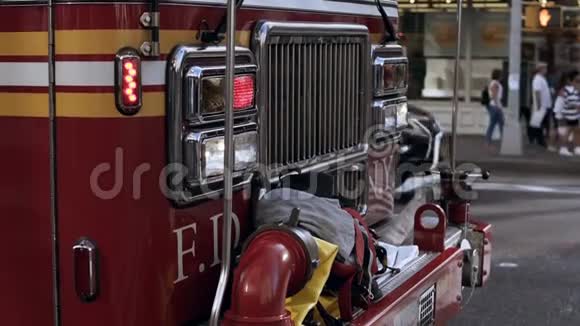 消防车的近景警笛灯闪烁紧急服务人员骑到事故现场视频的预览图