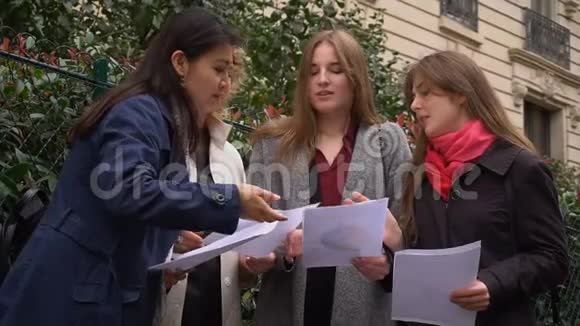 外国学生在大学大楼附近以慢动作学习英语视频的预览图