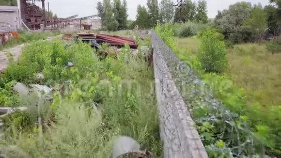 废弃厂房废金属工业废弃物的残留空中飞行视频的预览图