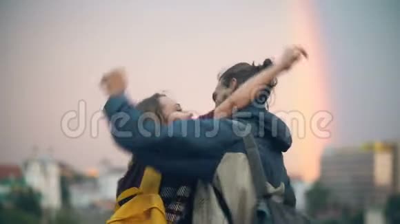 日落时市中心年轻夫妇的浪漫约会快乐的男人和女人拥抱亲吻享受在一起的时光视频的预览图