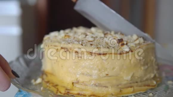 用大刀切蛋糕的特写视频的预览图