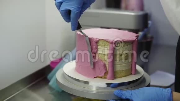 用紫色鲜奶油覆盖饼干蛋糕创造完美的甜点糖果食品艺术视频的预览图