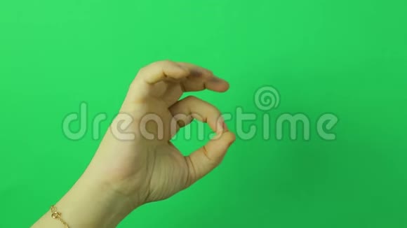 女性手在绿色背景显示手势可以特写视频的预览图