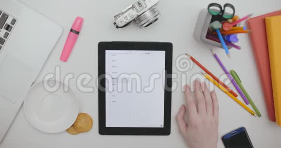 男人在平板电脑上聊天喝着咖啡和饼干视频的预览图