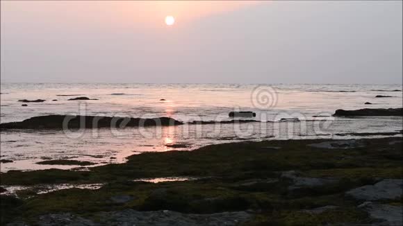 红橙色的日落在海上水面上有倒影视频的预览图