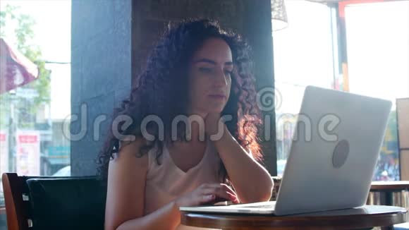 有魅力的年轻女性使用台式电脑视频的预览图