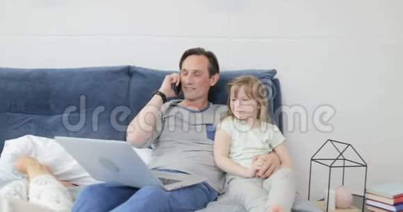 在卧室里母亲和儿子用平板电脑拥抱父亲和达赫视频的预览图