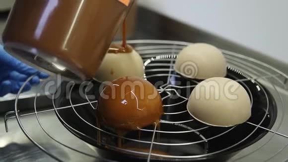 无法辨认的糖果覆盖烤蛋糕与焦糖釉准备美味甜点的过程特写视频的预览图