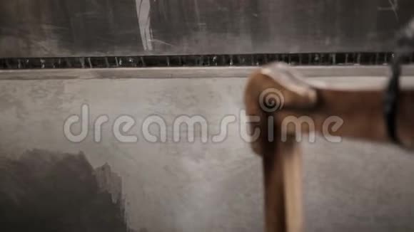 家具厂家具的木制部分均匀地涂上一层薄薄的清漆视频的预览图