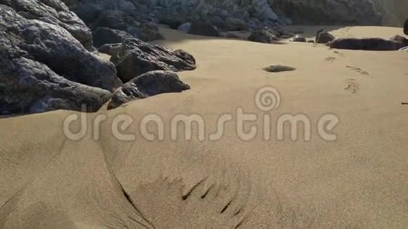 葡萄牙阳光明媚的一天美丽的沙滩和岩石在大西洋海岸视频的预览图