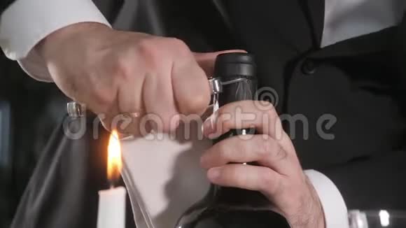 用开瓶器打开瓶子红酒倒进餐厅背景的酒瓶与氧气混合视频的预览图